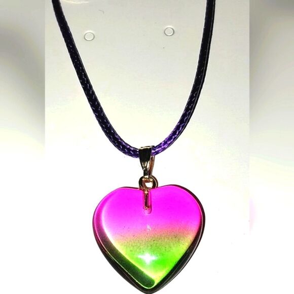 Beautiful glass heart necklace for women and girls - Picture 5 of 6